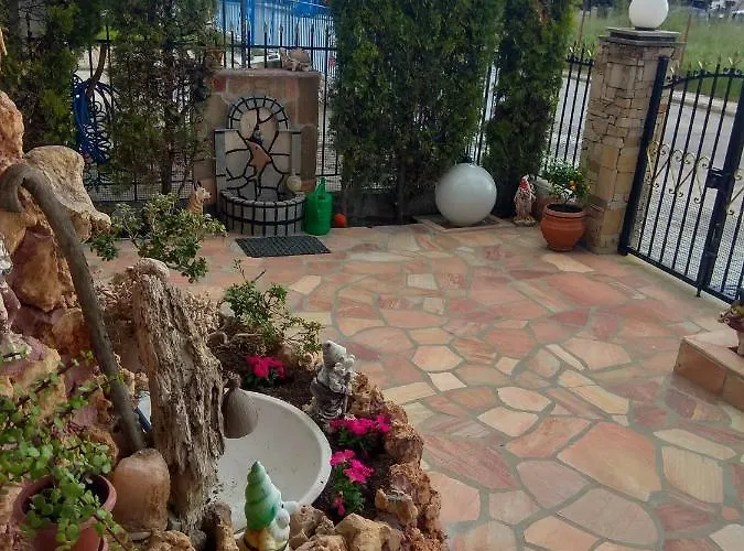 Varbenis מלון דירות 4*
